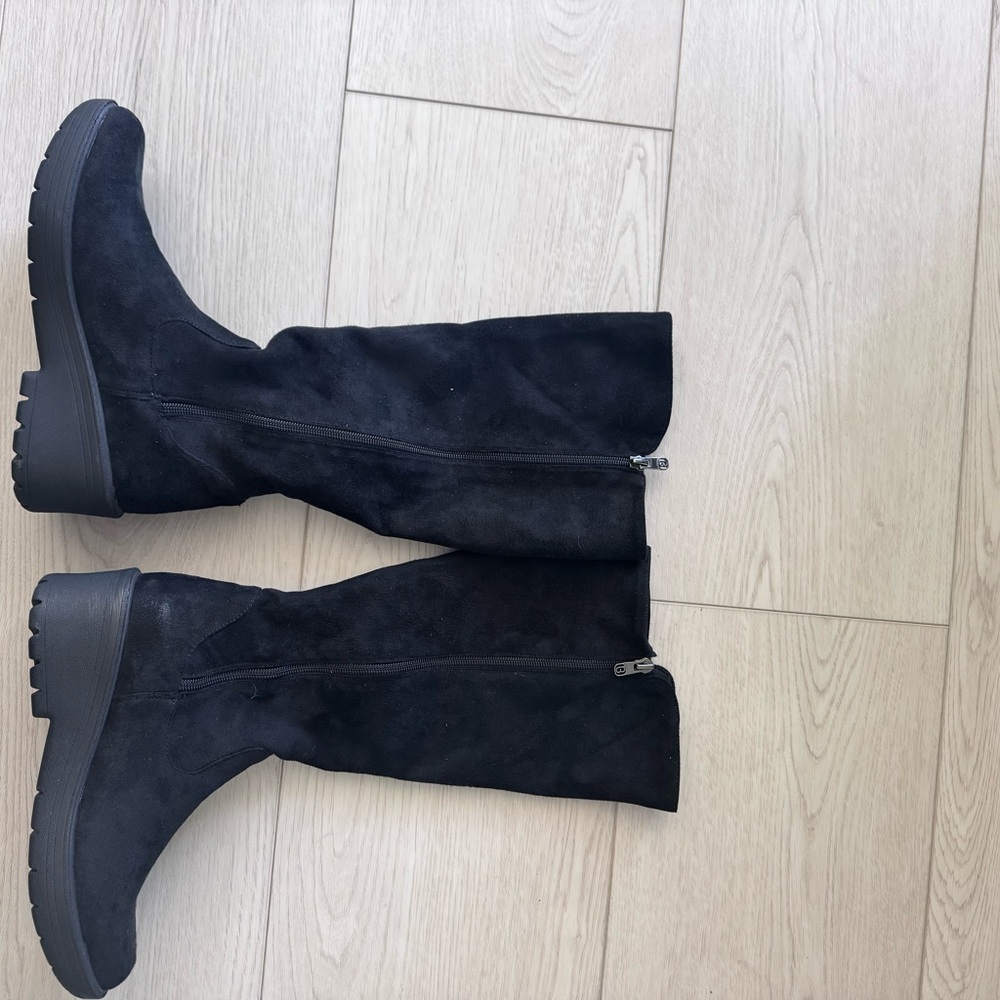 Bzees Black Heeled Boots Sleek and Versatile